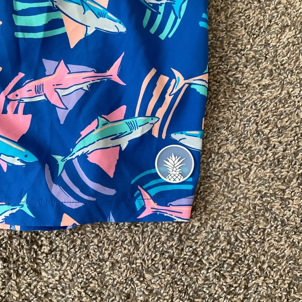 Chubbies Mens Medium 5.5 Inseam Swim Trunks Retro Shark Print Blue Board Shorts